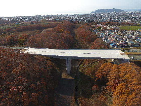函館新外環状道路 函館市 日吉IC橋床版外一連工事 竣工(湯の沢川大橋)